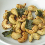 Spicy fried cashew nuts