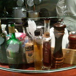 コントワール ミサゴ - カウンター上には、無造作に調味料が…