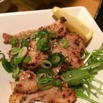 本格サムギョプサルともつ鍋　もつなべや - せせりの塩にんにく炒め500円