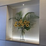 寿月堂 築地本店 - 店内にはヒマワリのアレンジメント