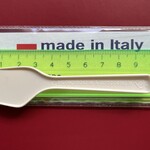 Grom - 長さ10cm の小さなスプーンで少しずつ食べる