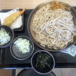 ゆで太郎 - 料理写真:特ざる(3倍)¥980税込。3倍なのにつゆは2つ。ほわ〜い?