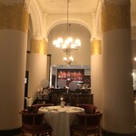 アルテリーベ - 店内は天井が高く開放的。席の間隔も広い。