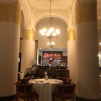 アルテリーベ - 店内は天井が高く開放的。席の間隔も広い。