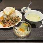 オーキッド - ガパオとセットのスープ、ミニサラダ、デザートのライチ('24/08/17)
