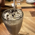 コナズ珈琲 - フローズン珈琲スムージー！
      最初はもっとボリュームがあったんだけど、すっかり撮影し忘れて、ひとしきり飲んでからの画像。いゃ〜美味しかった〜！