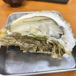 かにの山よし 旬鮮市場 - 大きな岩牡蠣
