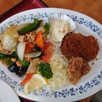 中国飯店紀淡 - 令和6年8月 ランチタイム(11:00〜14:00)
本日の日替わりランチ 税込950円
豚天、牛肉コロッケ、八宝菜、焼きめし小、スープ