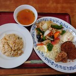 中国飯店紀淡 - 令和6年8月 ランチタイム(11:00〜14:00)
本日の日替わりランチ 税込950円
豚天、牛肉コロッケ、八宝菜、焼きめし小、スープ