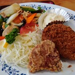 中国飯店紀淡 - 令和6年8月 ランチタイム(11:00〜14:00)
本日の日替わりランチ 税込950円
豚天、牛肉コロッケ、八宝菜、焼きめし小、スープ