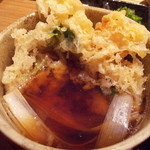 割烹そば神田 - 白ネギとかき揚げがつけ出汁に浸かってますね。