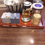 名物よだれ鶏と濃厚鶏白湯麺MATSURIKA - 卓上の調味料類