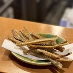 鮮魚と鰻 清流満月 野毛 - サービスでいただいた骨せんべい(揚げたて)