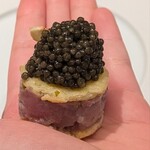 銀座 大石 - 鰹のタタキとキャビアのグジェール。戻り鰹のタタキをタルタルにし、中には玉ねぎクリームを忍ばせて、グリエールチーズで作ったグジェールで挟みます。上には自家製の燻製キャビアをたっぷりと。