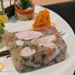 銀座 大石 - うさぎのゼリー寄せ、キャロットラペ。肉肉しくも純粋な旨味を感じるうさぎ。
      ゼリーにはコンソメの優しいコクをベースに、ハーブとトマトの爽やかさが加わり、食べ応えはあるけれどすっきり軽やか。