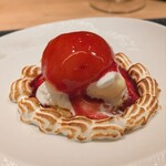 銀座 大石 - ピーチメルバ。繊維を感じないほどに滑らかでジューシーな桃と濃厚なバニラアイス、フランボワーズソースの甘酸っぱさ。
      ボリューミーながらも、冷たいと温かいが絡み合い、病みつきになる！