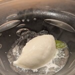 銀座 大石 - 3種のぶどうとゼリー、マールのソルベ添え。ぷちんと肉厚なぶどうと濃縮された酸と甘みの効いたシャルドネゼリー、マールの芳醇な香りが効いたソルベ。
      ぶどうやお酒由来の自然な甘みで、さっぱりと涼やか。