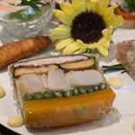 銀座 大石 - 野菜のゼリー寄せ、フレンチドレッシング。野菜それぞれが丁寧に調理がされている。例えば、椎茸は身は引き締まりつつも、程良くジューシー。ゼリーのほろ苦さやフレンチドレッシングの柔らかな酸味と塩気も好き。