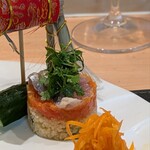 銀座 大石 - 鯵の炙りマリネとクスクスのサラダ。クスクスサラダには、きゅうりとズッキーニとパプリカが入っており、自然な甘みとほのかな酸が効いている。
      鯵は旨味はたっぷりながら、さっぱりとした脂乗りと香ばしさ。