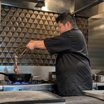 銀座 大石 - 鳩はクリスピーチキンの要領で、水飴と蜂蜜ベースのマリネ液に漬けてから干し、最後に仕上げで油を掛けます。