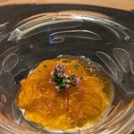 銀座 大石 - 生ウニのコンソメゼリーのせ、カリフラワーのクリーム添え。ウニの濃厚な甘みと磯の香り、しっかり濃ゆいコンソメゼリー、柔らかくまろやかな甘みのあるカリフラワークリーム。まさに三位一体。