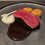 銀座 大石 - 北海道別海町「山びこ」さんの鹿のロースト、ポワブラードソース。噛み締める度に、柔らかな弾力の中から滴る肉汁と瑞々しい旨味！赤ワインのコクと柔らかくスパイスが効いたソース。