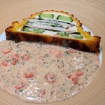 銀座 大石 - 太刀魚はふわっと絶妙な火入れ、大葉の爽やかな香りと驚くほどに軽いパイ生地で、非常に軽やか。
      デュクレレソースは茸やエシャロットの旨味がたっぷり、トマトの瑞々しさと白ワインの奥行きある酸が味わる。