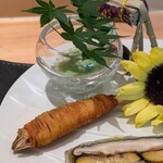 銀座 大石 - 鮎のコンフィー、じゃが芋のカリカリ焼き。岐阜県の郡上鮎は柔らかく、すぐに口の中で消えてしまう。
      じゃが芋の甘みとカリカリに焼かれたことによる香ばしさが、鮎特有の苦みを和らげて心地良い後味を生み出す。