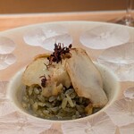 銀座 大石 - 鮑リゾット。
      ハラリと仕上げられたリゾット、鮑のミネラル感と旨味が鼻を抜けます。
      鮑は肉厚な弾力とバターの香りが堪らない。
      鮑の出汁スープは純粋な旨味が詰まっていて、これは飲める。