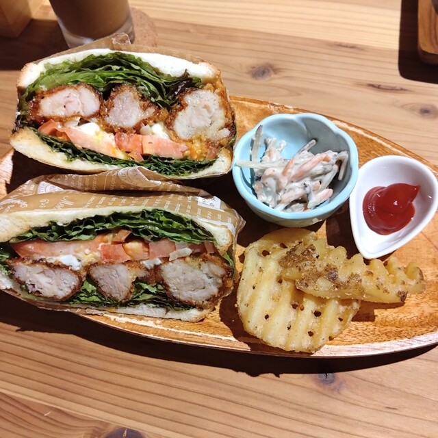 おでかけカフェ 4 少し前だけれど、 @jin08010416 が江ノ島でランチ予約している