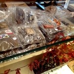 幸田商店 - ガラスケース内に並べられた商品一例