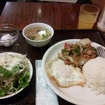 Sawadhi - 目玉焼きと鶏肉のバジル炒めかけご飯