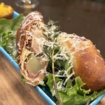 イーカ スーク  - ローズマリー 香　焼豚xブルーチーズx鳴門金時の揚げ春巻き　林檎のソース