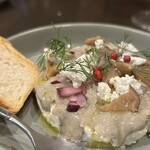 イーカ スーク  - 蟹味噌のソースを纏ったいぶりがっこのポテトサラダ