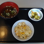 天使のぶた声 - 炒飯、味噌汁、お新香（セルフサービスの食べ放題）