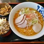 とうふ屋ら～めん - 味噌ラーメン（810円）＋ひき肉ごはん（160円）