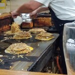 お好み焼満月 - 19時から一斉に予約のお客さんが来て…てんやわんや(笑)