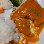 キッチン ブルー グローブ - 金目鯛をカット