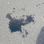 キッチン ブルー グローブ - 帰り道、マンホール上で前輪が滑りバイク転倒！、何かが溢れている (おまけ、冷却水でした)