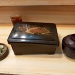 千束いせや - 誰か？が蓋を少し持ち上げてる！