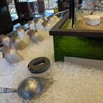 蔵 六三三〇 - 店内では牛乳やチーズが販売されています