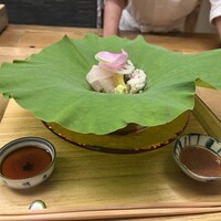 赤坂 菊乃井 - 蓮の葉にうかぶハモとお刺身