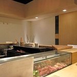 鳥しき - カウンターのみ18席の明るくモダンな店内