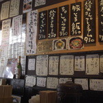 魚骨ラーメン 鈴木さん - 店内も日が差し込んで明るい！