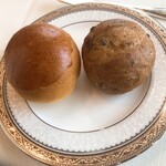 メインダイニングルーム 三笠 - 柔らかいロールパンと硬めの玄米パン