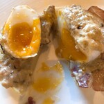 メインダイニングルーム 三笠 - エッグベネディクトをナイフでカット