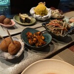 Mr.Bake&Mrs.Grape - 手前のコロッケかわいいでしょ右奥のさきいかの酢漬けが衝撃的な美味しさでした！