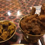 インド料理 パリワル - そびえ立つ骨付き地鶏肉！