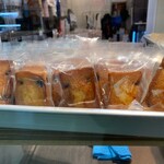 食ぱんの店 春夏＋秋冬 - いっぱい並んで