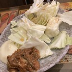 玉金 - お通しのキャベツ　味噌とマヨネーズ添え